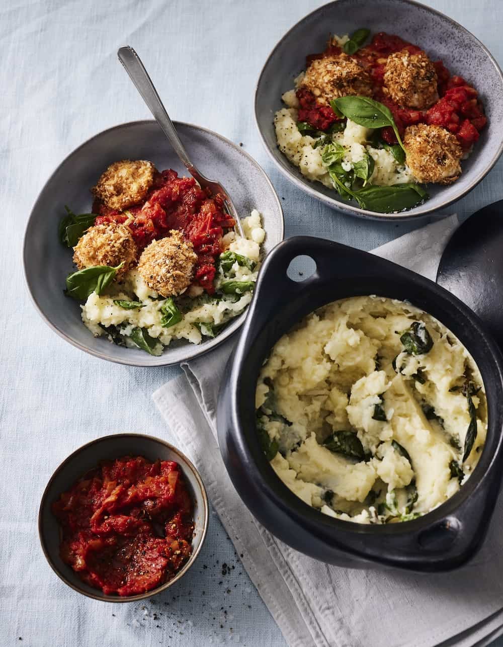 Bloemkoolstampot met crispy mozzarella en tomatensaus